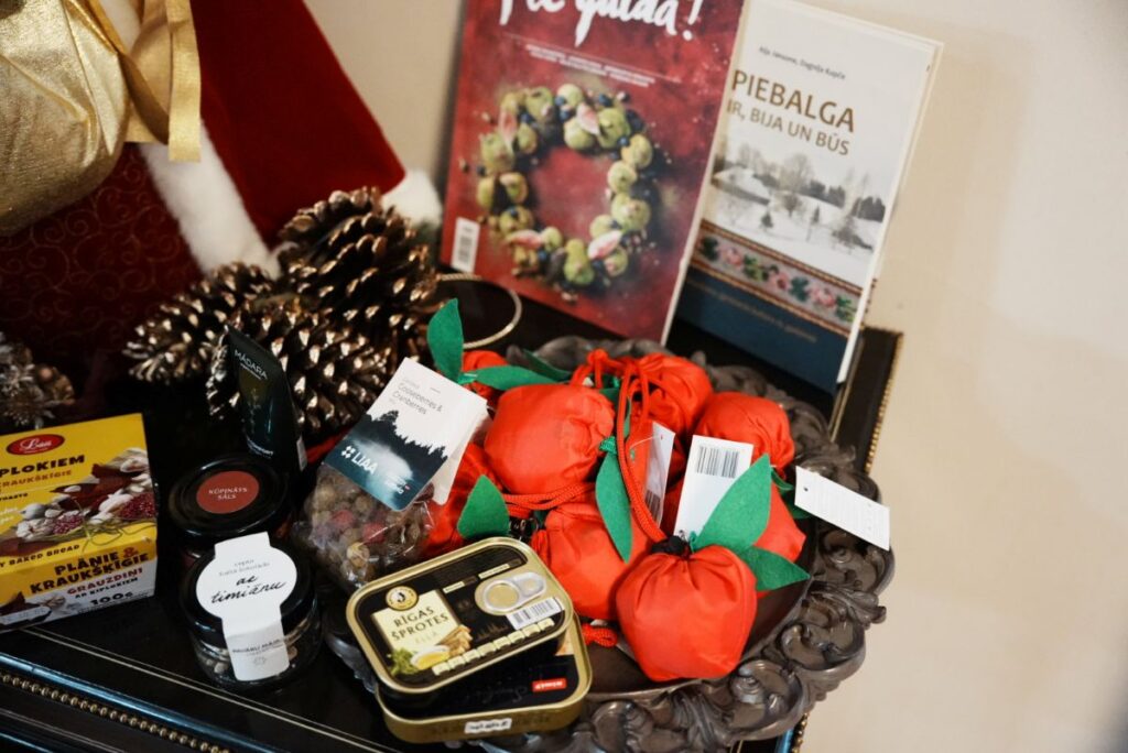 報告会で披露したラトビアからの品々